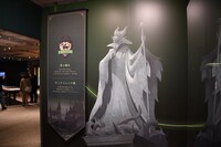 「ディズニー ツイステッドワンダーランド展｜ヴィランズから生まれた世界」ディアソムニア寮の様子。