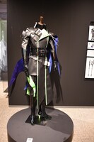 「ディズニー ツイステッドワンダーランド展｜ヴィランズから生まれた世界」ディアソムニア寮の様子。