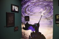 「ディズニー ツイステッドワンダーランド展｜ヴィランズから生まれた世界」ディアソムニア寮の様子。