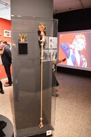 「ディズニー ツイステッドワンダーランド展｜ヴィランズから生まれた世界」ハーツラビュル寮の展示の様子。