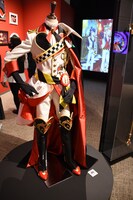 「ディズニー ツイステッドワンダーランド展｜ヴィランズから生まれた世界」ハーツラビュル寮の展示の様子。