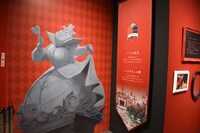 「ディズニー ツイステッドワンダーランド展｜ヴィランズから生まれた世界」ハーツラビュル寮の展示の様子。