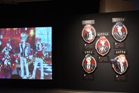 「ディズニー ツイステッドワンダーランド展｜ヴィランズから生まれた世界」ハーツラビュル寮の展示の様子。