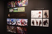 「ディズニー ツイステッドワンダーランド展｜ヴィランズから生まれた世界」ハーツラビュル寮の展示の様子。