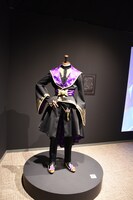 「ディズニー ツイステッドワンダーランド展｜ヴィランズから生まれた世界」より、式典服の展示。