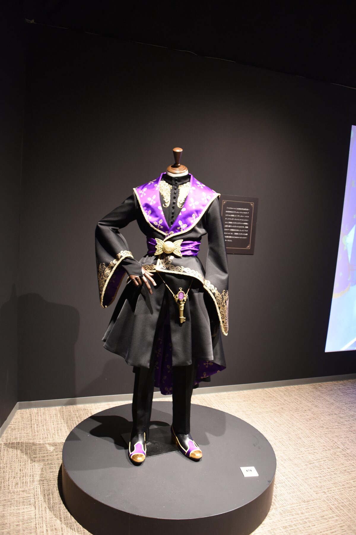 ディズニー ツイステッドワンダーランド展 ヴィランズから生まれた世界 より 式典服の展示 ツイステ展 開幕 花江夏樹 古田一紀が衣装展示のディテールに興奮 画像ギャラリー 57 69 コミックナタリー