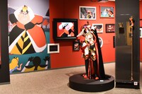 「ディズニー ツイステッドワンダーランド展｜ヴィランズから生まれた世界」ハーツラビュル寮の展示の様子。