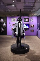 「ディズニー ツイステッドワンダーランド展｜ヴィランズから生まれた世界」オクタヴィネル寮の様子。