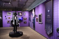 「ディズニー ツイステッドワンダーランド展｜ヴィランズから生まれた世界」オクタヴィネル寮の様子。