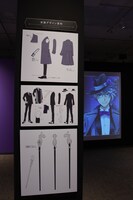 「ディズニー ツイステッドワンダーランド展｜ヴィランズから生まれた世界」オクタヴィネル寮の様子。