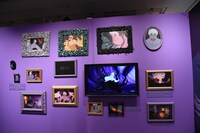 「ディズニー ツイステッドワンダーランド展｜ヴィランズから生まれた世界」オクタヴィネル寮の様子。