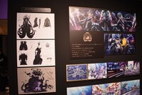 「ディズニー ツイステッドワンダーランド展｜ヴィランズから生まれた世界」オクタヴィネル寮の様子。