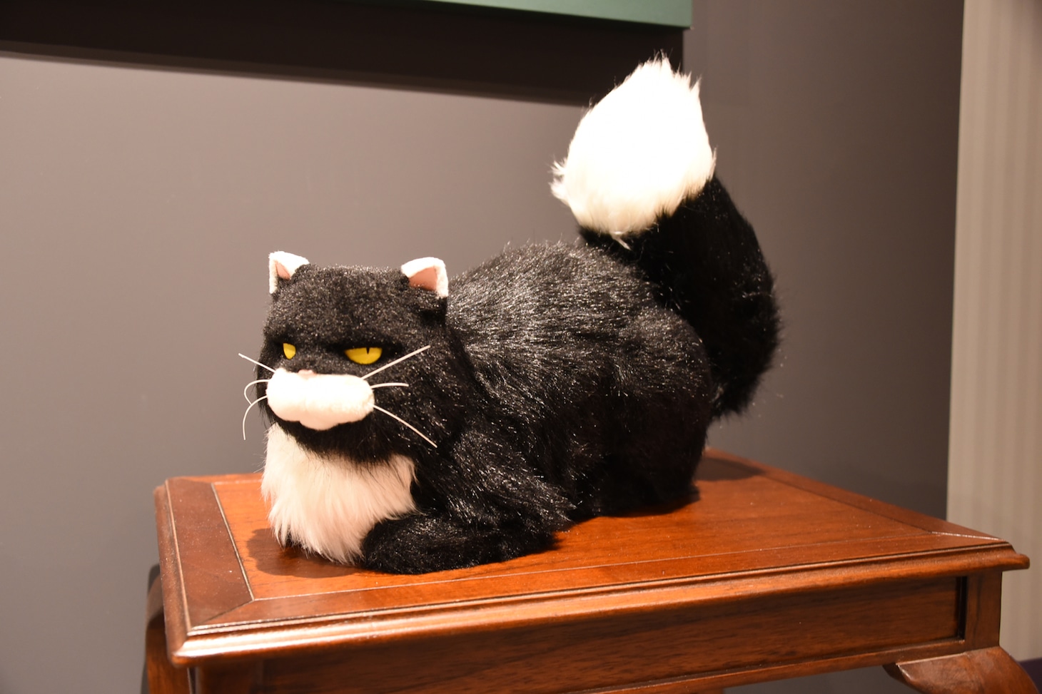 「ディズニー ツイステッドワンダーランド展｜ヴィランズから生まれた世界」より、ルチウス。