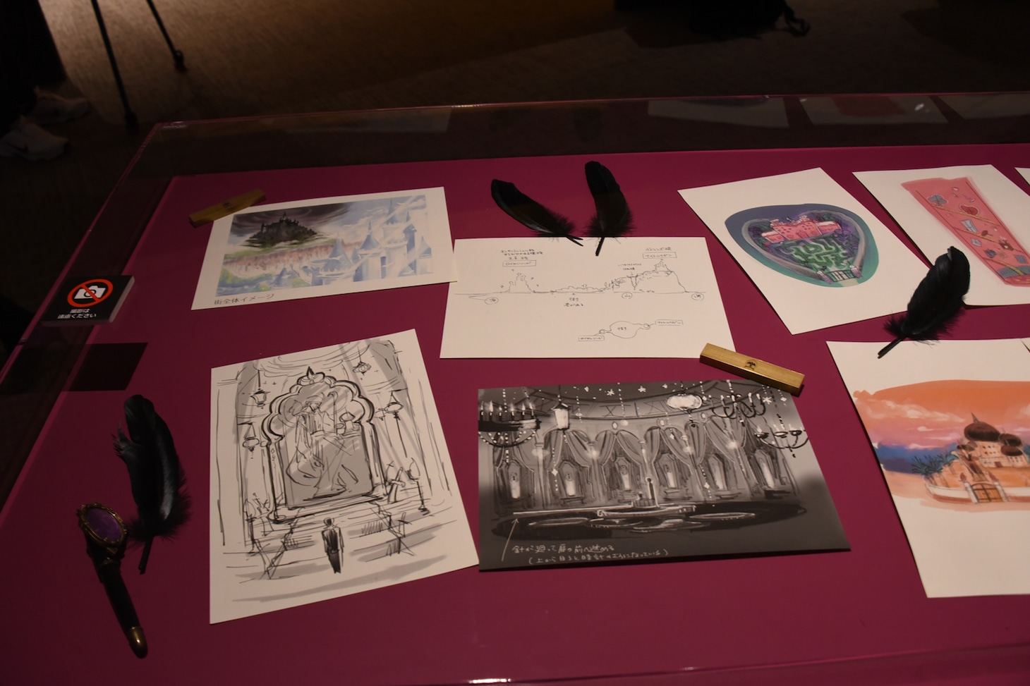「ディズニー ツイステッドワンダーランド展｜ヴィランズから生まれた世界」より、初期設定資料。
