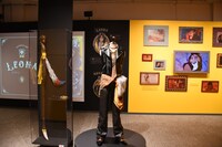 「ディズニー ツイステッドワンダーランド展｜ヴィランズから生まれた世界」サバナクロー寮の展示の様子。