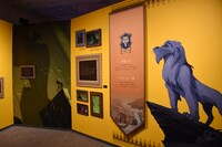 「ディズニー ツイステッドワンダーランド展｜ヴィランズから生まれた世界」サバナクロー寮の展示の様子。