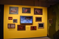 「ディズニー ツイステッドワンダーランド展｜ヴィランズから生まれた世界」サバナクロー寮の展示の様子。