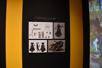 「ディズニー ツイステッドワンダーランド展｜ヴィランズから生まれた世界」サバナクロー寮の展示の様子。