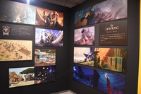 「ディズニー ツイステッドワンダーランド展｜ヴィランズから生まれた世界」サバナクロー寮の展示の様子。