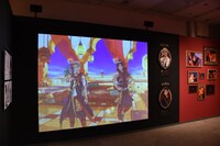 「ディズニー ツイステッドワンダーランド展｜ヴィランズから生まれた世界」スカラビア寮の様子。