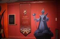 「ディズニー ツイステッドワンダーランド展｜ヴィランズから生まれた世界」スカラビア寮の様子。