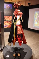 「ディズニー ツイステッドワンダーランド展｜ヴィランズから生まれた世界」スカラビア寮の様子。