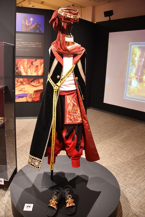 「ディズニー ツイステッドワンダーランド展|ヴィランズから生まれた世界」スカラビア寮の様子。