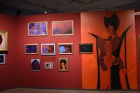 「ディズニー ツイステッドワンダーランド展｜ヴィランズから生まれた世界」スカラビア寮の様子。