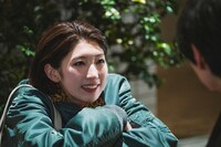 日比美思演じるナオ。