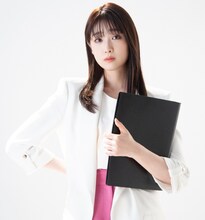 高橋ひかる扮する田中先生。