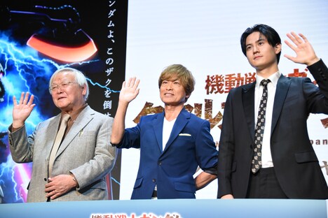 左から安彦良和監督、古谷徹、武内駿輔。