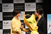 花束を受け取る里々佳。