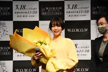 花束を受け取る里々佳。