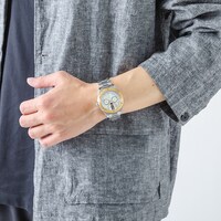 「グリフィス モデル 腕時計」の着用写真。