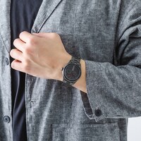 「ガッツ モデル 腕時計」の着用写真。