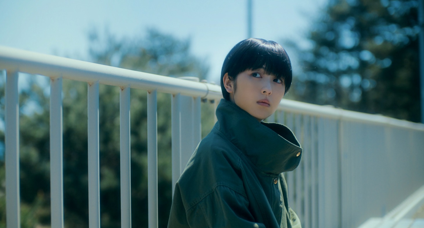 映画「やがて海へと届く」より、浜辺美波演じるすみれ。