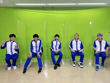 「キャップと瓶の後夜祭」より。左から、河村隆役の川本成、菊丸英二役の高橋広樹、乾貞治役の津田健次郎、桃城武役の小野坂昌也、海堂薫役の喜安浩平。