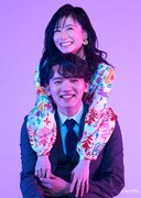 上から濱田龍臣扮する永尾完治、唯月ふうか扮する赤名リカ。。