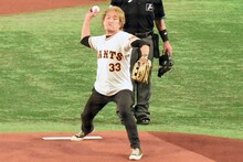 始球式で投球する板垣恵介。
