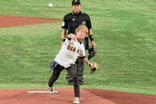 始球式で投球する板垣恵介。