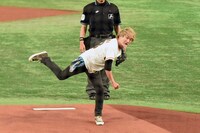 始球式で投球する板垣恵介。