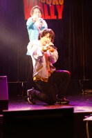 パフォーマンスするZINGS。