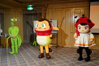 左からカマキリ先生、アダム、ミア。