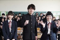 手前左が藤田深雪役の森川葵、中央が難破剛役の間宮祥太朗、右が守田巻役の富田望生。