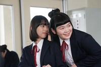 左が森川葵扮する藤田深雪、右が富田望生扮する守田巻。