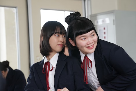 左が森川葵扮する藤田深雪、右が富田望生扮する守田巻。 (c)フジテレビ