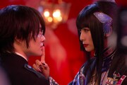 映画「xxxHOLiC」妖しく美しい幕間映像公開、四月一日の口をそっと指で塞ぐ侑子