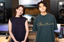 左から飯豊まりえ、鈴鹿央士。