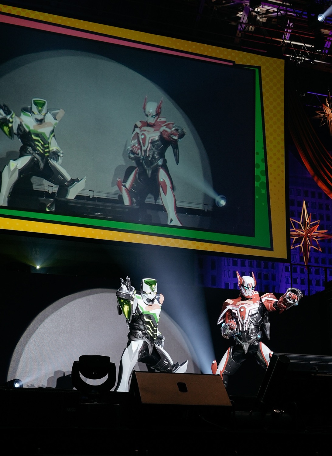 ヒーロースーツのワイルドタイガーとバーナビー・ブルックス Jr.。
