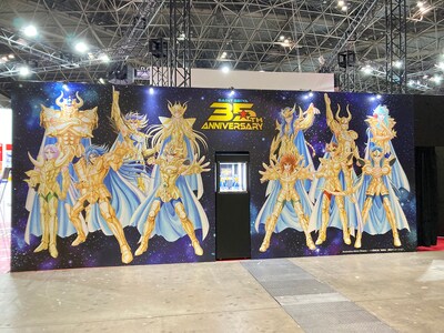 「AnimeJapan 2022」の東映アニメーションブース内より、姫野美智による黄金聖闘士の描き下ろしビジュアルを使用した壁面展示。